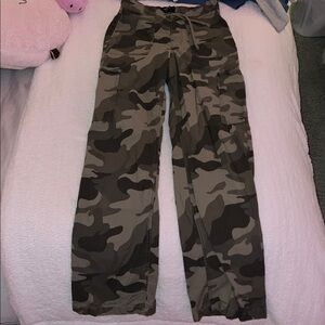 Hollister Women’s Camouflage Cargo Pants